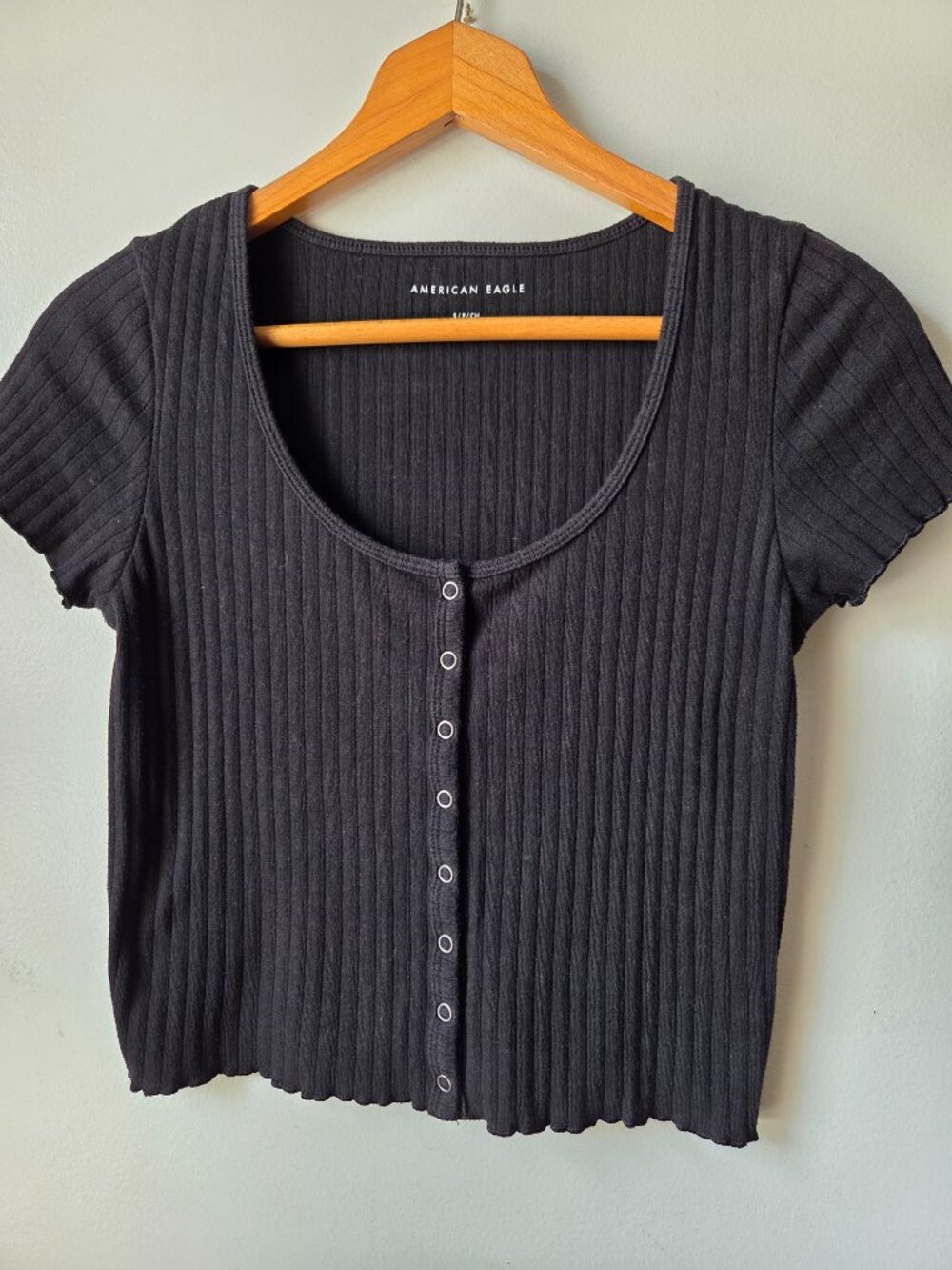 EUC AMERICAN EAGLE RIBBED SCOOP NECK TEE BUTTONED SIZE SMALL